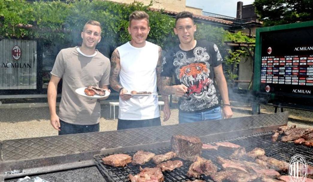 Deulofeu, Kucka e Ocampos: il Milan si gode la grigliata di fine stagione a Milanello. Twitter